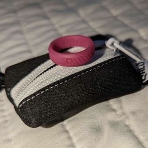 Women's Traverse Silicone Ring in magenta, size 7, black bag